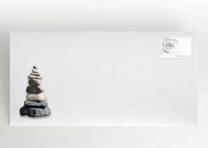 Steinturm (Steinmännchen) aus aufeinander gestapelten Steinen - Briefumschlag Motiv F-16