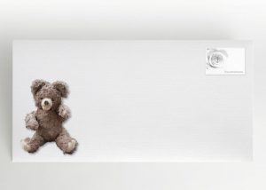 Auf einem Stuhl sitzender Teddy - Umschlag Motiv F-47