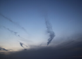 Wolkenschlieren am Himmel vor dem Sonnenuntergang