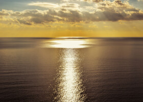 Auf dem Meer aufgehende Sonne