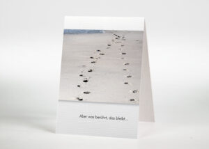 Fußspuren im Sand am Meer - Sterbebildchen Motiv F-11