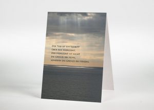 Sonnendurchflossener Wolkenhimmel über dem Meer - Sterbebildchen Motiv F-24