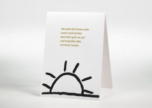 Vom Horizont halb verdeckte gezeichnete Sonne - Sterbebildchen Motiv S-17