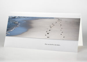 Fußspuren im Sand am Meer - Trauerkarte Motiv F-11