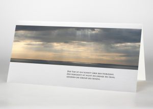 Sonnendurchflossener Wolkenhimmel über dem Meer - Trauerkarte Motiv F-24