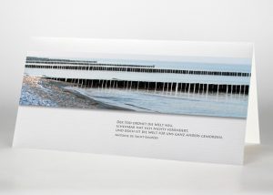 Holzbuhnen im Meer - Trauerkarte Motiv F-35