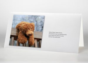 Teddy auf einer Lehne - Trauerkarte Motiv F-48