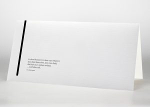Senkrechte schwarze Trauerlinie - Trauerkarte Motiv S-12
