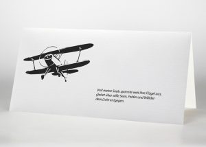 Gezeichnetes fliegendes Doppeldeckerflugzeug - Trauerkarte Motiv S-20